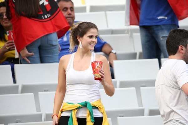 Torcedora com cerveja na Arena da Baixada, durante a Copa do Mundo de 2014 (foto: Franklin de Freitas)