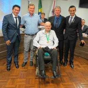 Ciclista Renato Rohsler ao receber a medalha 