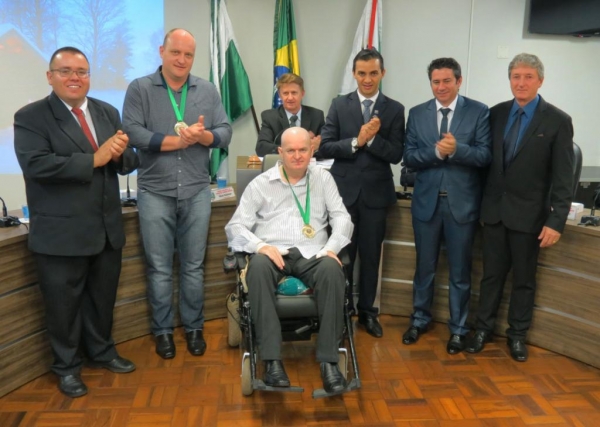 Renato Rohsler e Felício Warken com os vereadores Gordinho do Suco, Ronaldo Pohl e Claudio Kohler e o secretário chefe de Gabinete, Valdir Sachser