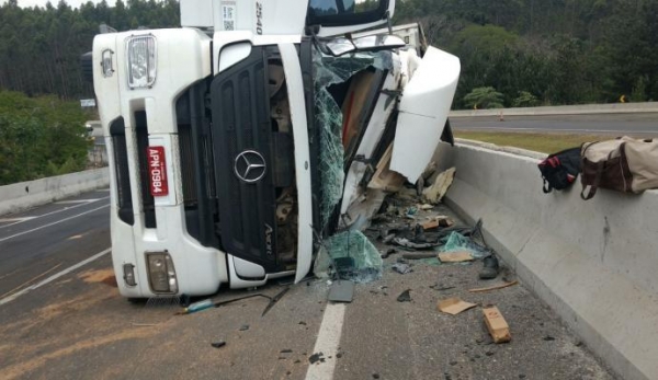 Motorista ficou preso entre as ferragens e morreu no local. Foto: Blog do Berimbau