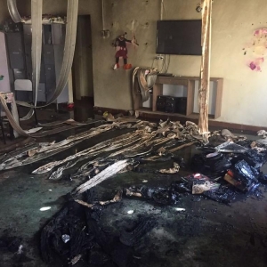 Sala de aula ficou destruída após o crime (Foto: Natália Jael/Inter TV Grande Minas)