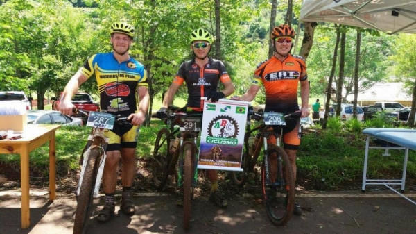 Andrei Michel Kuntz, Douglas Thomas e Leonardo Schaufelberger representaram o município