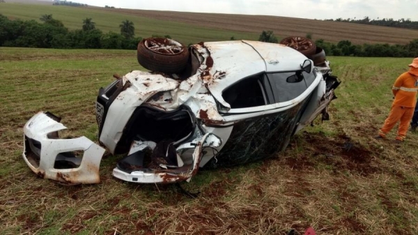 O carro capotou por cerca de 100 metros para dentro da lavoura (Foto: Jadir Zimmermann )