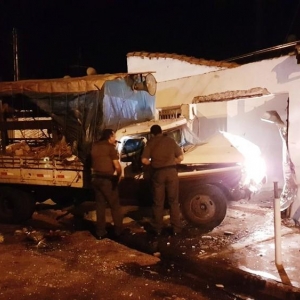 Ofendido com post na web, homem invade casa com caminhão e atinge suposto autor. Foto Globo.com