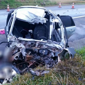 Carro ficou totalmente destruído após a batida (Foto: Divulgação/PRF)