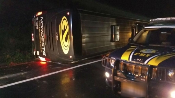 Ônibus tombou na BR-277 após ser atingido pelo carro, segundo a PRF (Foto: Divulgação/PRF)