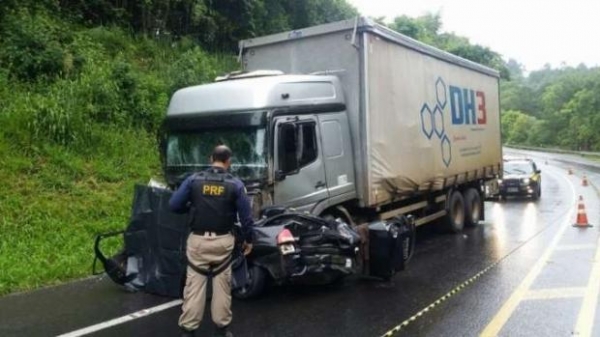 As vítimas, o condutor de 67 anos e a passageira morreram no local(Foto: Catve)