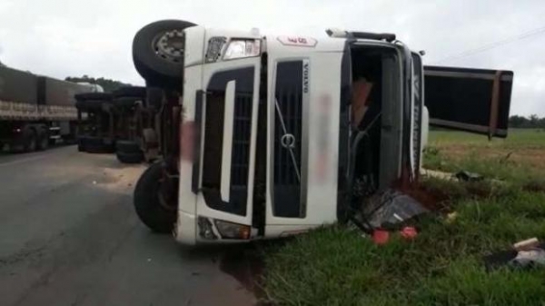 Tombamento causa ferimentos em motorista e carga de grãos fica pela pista (Foto: Deivid Fragatta/Diário da Informação )