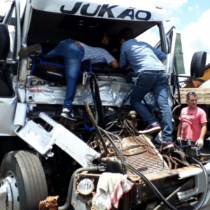 O motorista do Cargo ficou preso às ferragens (Foto: CGN)
