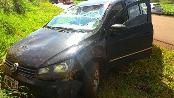 O acidente foi um capotamento, envolvendo um Gol de cor preta, com placas de Assis Chateaubriand (Foto: PRE)