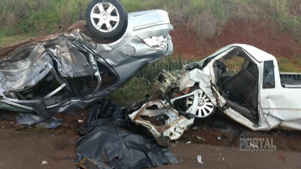 Os veículos ficaram totalmente destruídos: Foto: PRE)