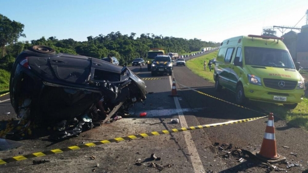 De acordo com a PRF, os veículos bateram de frente (Foto: PRE)