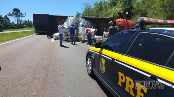 Caminhão tomba após atravessar canteiro central em BR 467, sentido Cascavel (Foto: PRF )