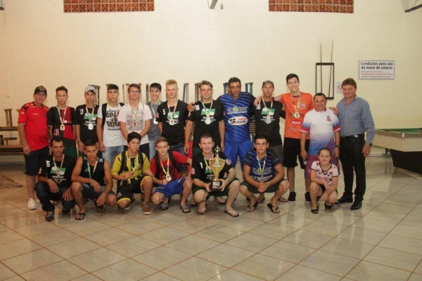 O prefeito de Nova Santa Rosa, Norberto Pinz, acompanhado do Diretor do Departamento de Esportes, Éder Pavão (Ceará), realizaram a entrega da premiação para os campeões (Foto: Assessoria)