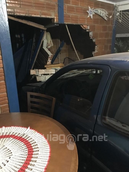 O Corsa só parou no momento em que derrubou parte da parede de concreto de um banheiro. ( Foto: Aqui Agora)