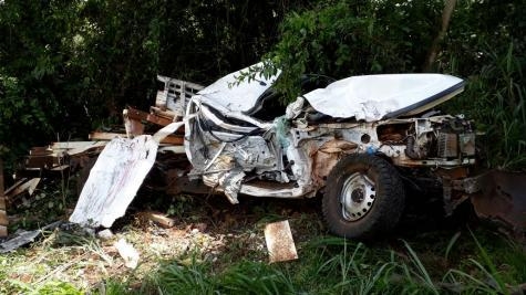 O condutor da caminhonete, Maicon Diego Guizelini, 32 anos, teve ferimentos leve. <br> Foto ( Eliandro Piva)