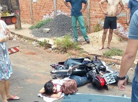 A imagem da mulher ao chão após ser atropelada ( Foto: NP Diário)