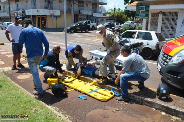 O motociclista foi socorrido pelo bombeiro . (Foto: Radar B.O.)