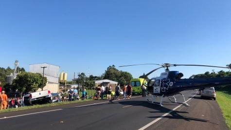 A colisão frontal foi entre uma caminhonete Amarok de cor branca e também uma Kombi (Foto: Divulgação)