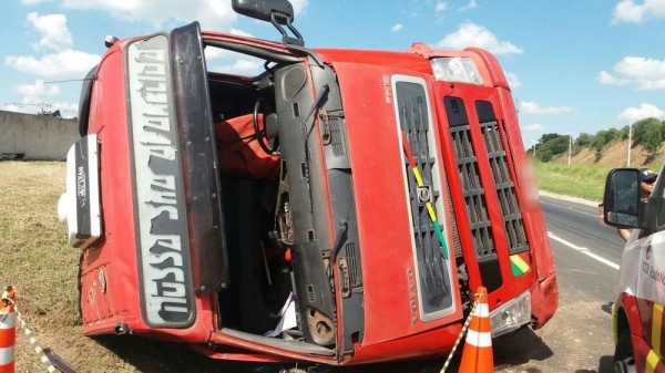 Motorista do caminhão não se feriu, segundo a polícia (Foto: Divulgação)
