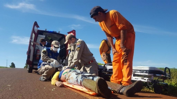 O trabalhador, que foi atingido por um veículo enquanto realizava corte de grama às margens da estrada. <br> (Foto: CGN)