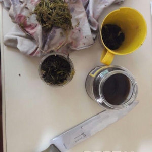 Maconha e a faca encontrada com os jovens