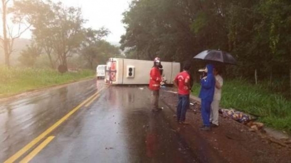 O coletivo capotou na PR 585. (Foto: Catve)