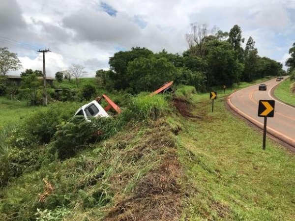 O motorista, ao chegar na curva, perdeu o controle da direção, <br>saiu de pista e bateu em um barranco onde o caminhão atolou (Foto: Catve )