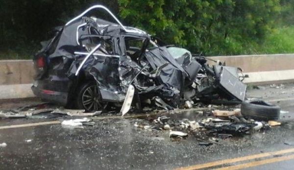 Carro ficou completamente destruído após a colisão. Foto: WhatsApp)