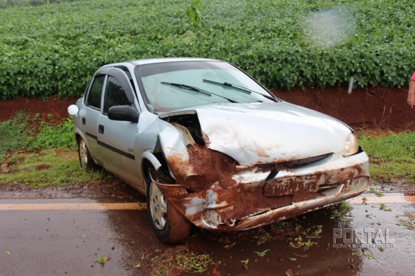 No impacto a parte dianteira do Corsa foi afetada. <br> (Foto:Portal Nova Santa Rosa)