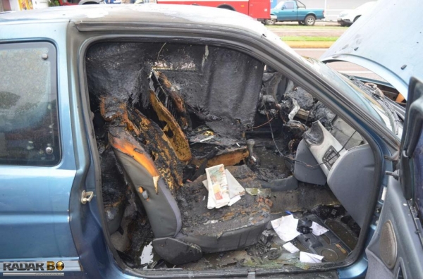 Dentro do veículo o fogo destruiu tudo. (Foto: Bogoni)