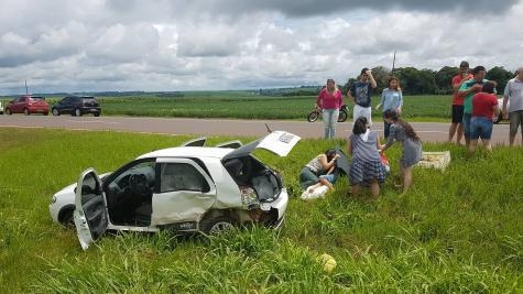 Com o impacto o veículo Gol foi parar em meio de uma plantação de soja. (Foto: CGN)