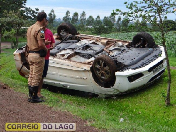 O veículo ficou com as rodas para cima. (Foto: Correio do Lago)