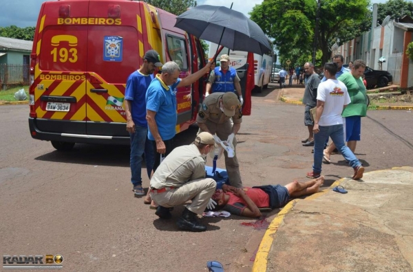 O jovem foi socorrido pelos bombeiros e levado ao Hospital Bom Jesus com trauma de crânio. (Foto: Bogoni/Radar BO/Catve)