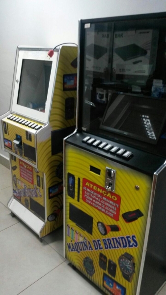 Duas máquinas de jogos de azar estavam no local. (Foto: PM)