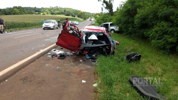Com o impacto, o Prisma partiu ao meio e também teve o motor arrancado.(Foto: Portal Nova Santa Rosa)
