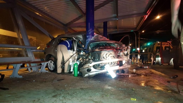 Depois de um longo período de trabalho, os socorristas conseguiram retirar a vítima das ferragens.(Foto: CGN)