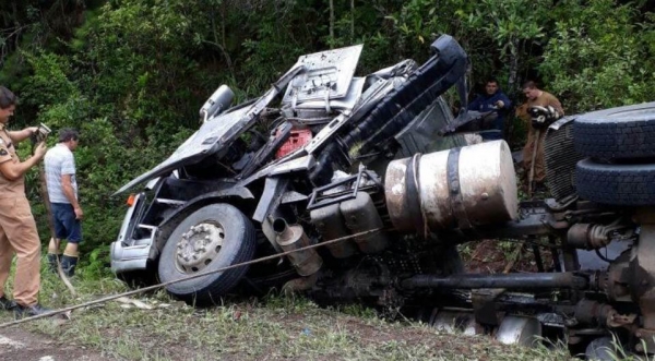 Uma criança, de 11 anos, ficou presa nas ferragens e não resistiu à gravidade dos ferimentos. (Foto: Massa News)