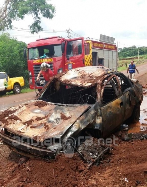 Uma pessoa estava no carro (Foto: AquiAgora.net )
