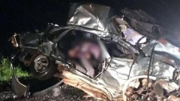 O condutor do Corsa, um rapaz de 22 anos, e uma passageira do Civic, uma mulher de 38 anos, morreram no local.. (Foto: Blog Olho Aberto Paraná)