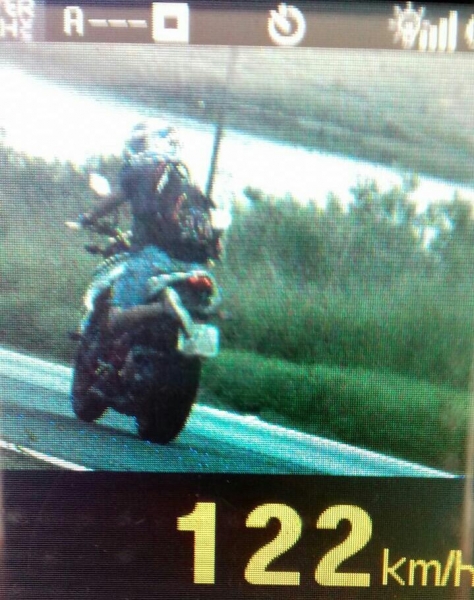 Na imagem motociclista tenta esconder a placa. (Foto: PRF)