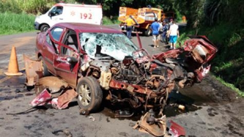 A frente do veículo ficou totalmente destruída. (Foto: Rádio Clube Realeza)