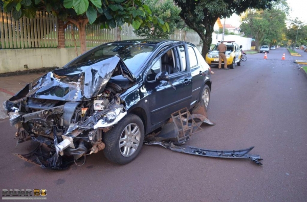Na colisão o Peugeot 307 ficou com a frente destruída. (Foto: Radar B.O.)