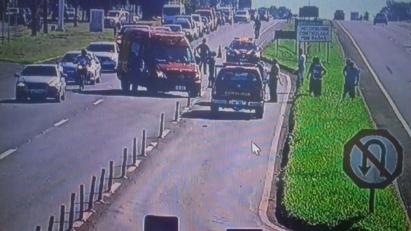 Câmeras de segurança flagraram o momento que o motorista do Sandero avança a rodovia e provoca o acidente..(Foto: PRF)