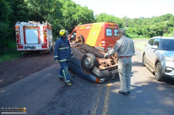 Além do motorista estavam mais três pessoas dentro do carro. (Foto: Radar B.O.)