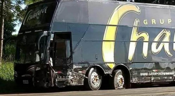 Um carro carregado com cigarros colidiu contra o ônibus (Foto: Reprodução )