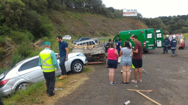 Um dos acidentes envolveu dois caminhões, um carro e uma caminhonete (Foto: João Quaquio/RPC)
