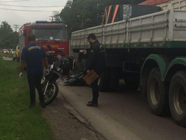 Motociclista morreu na hora no acidente na PR-423 – Foto: Banda B