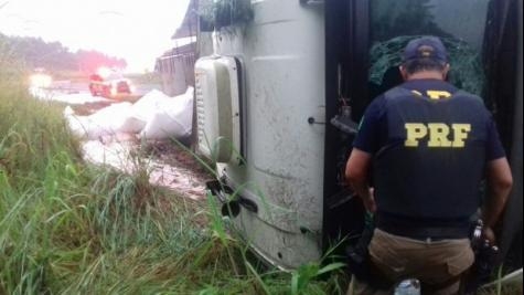 Com ferimentos leves, o motorista foi levado a um hospital. (Foto: PRF)