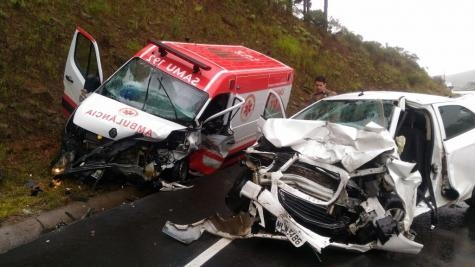 A ambulância levava um médico, enfermeiro e motorista. (Foto: Correio Lageano)